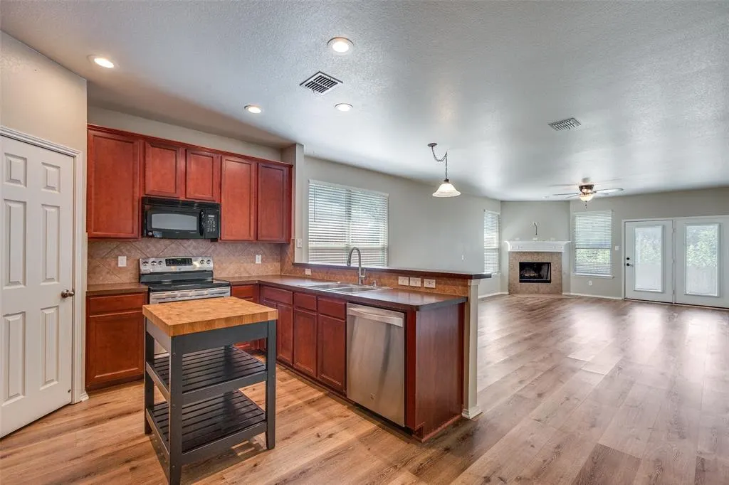 512 Fisherman Trail