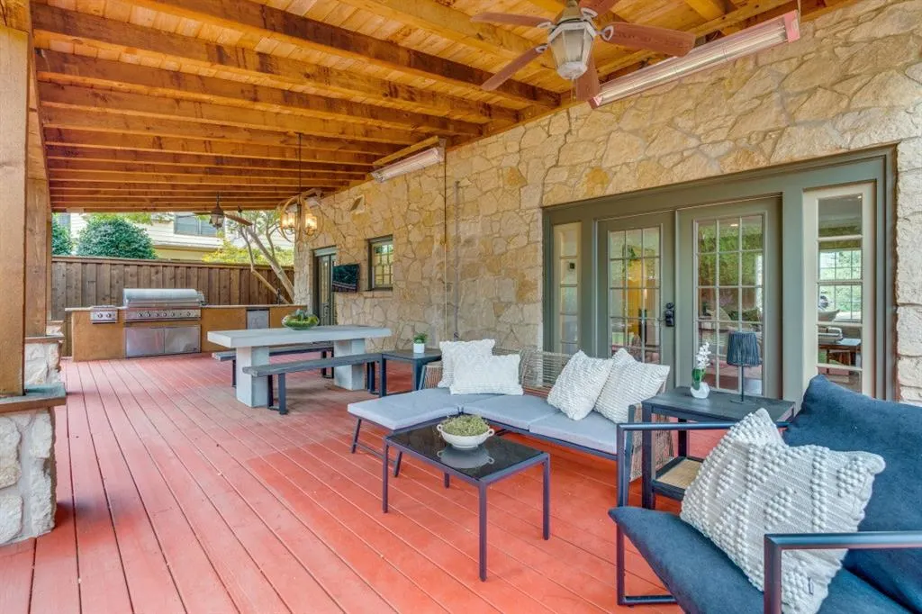 1112 S Canterbury Court