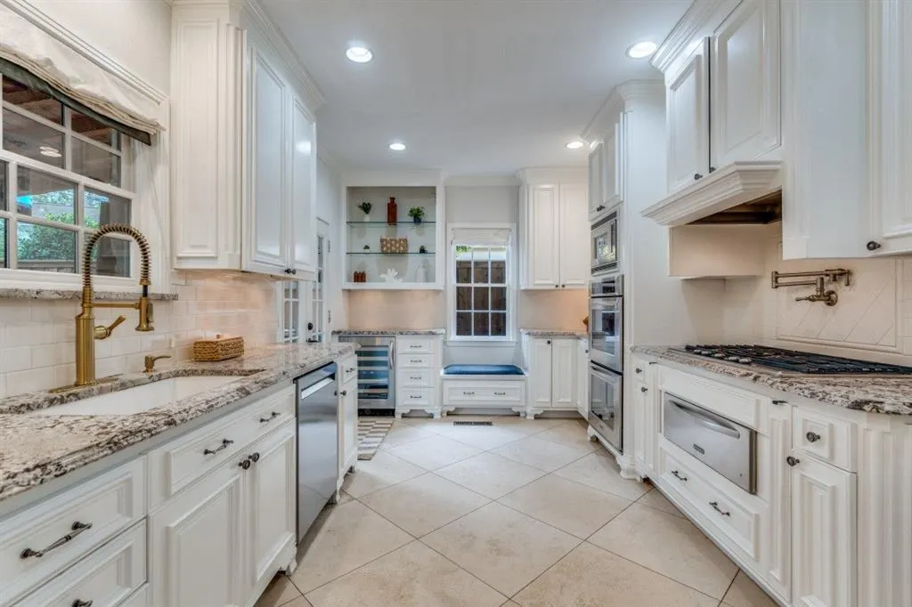 1112 S Canterbury Court