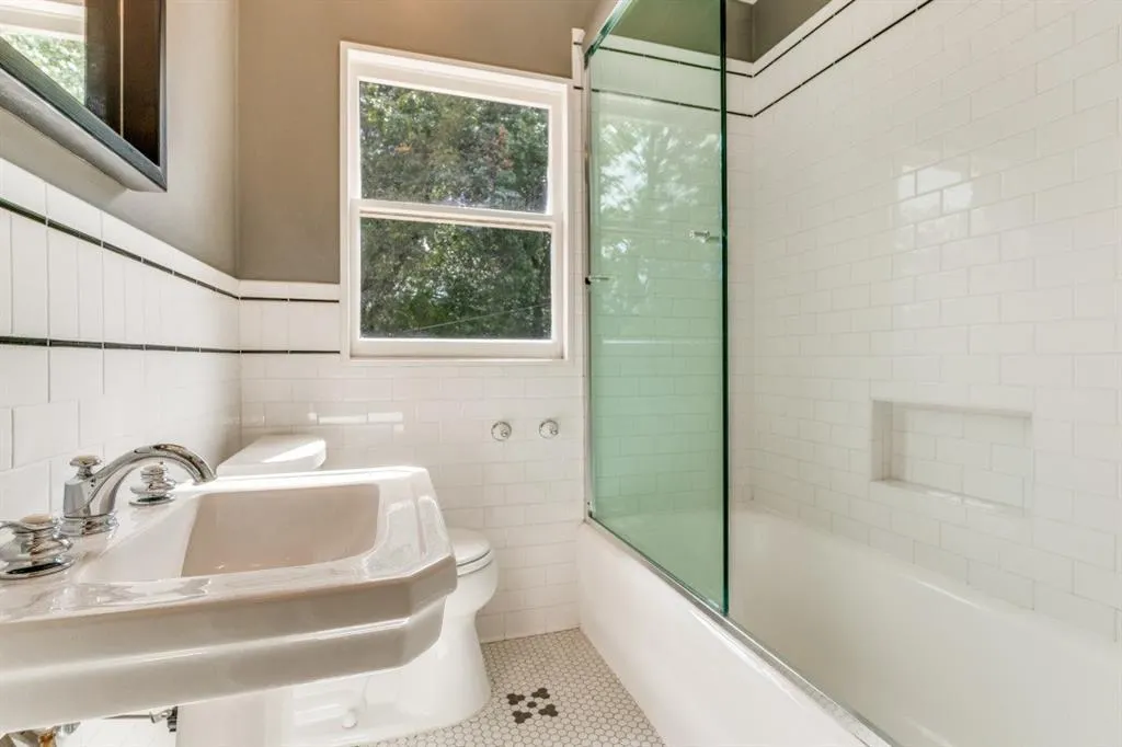 1112 S Canterbury Court