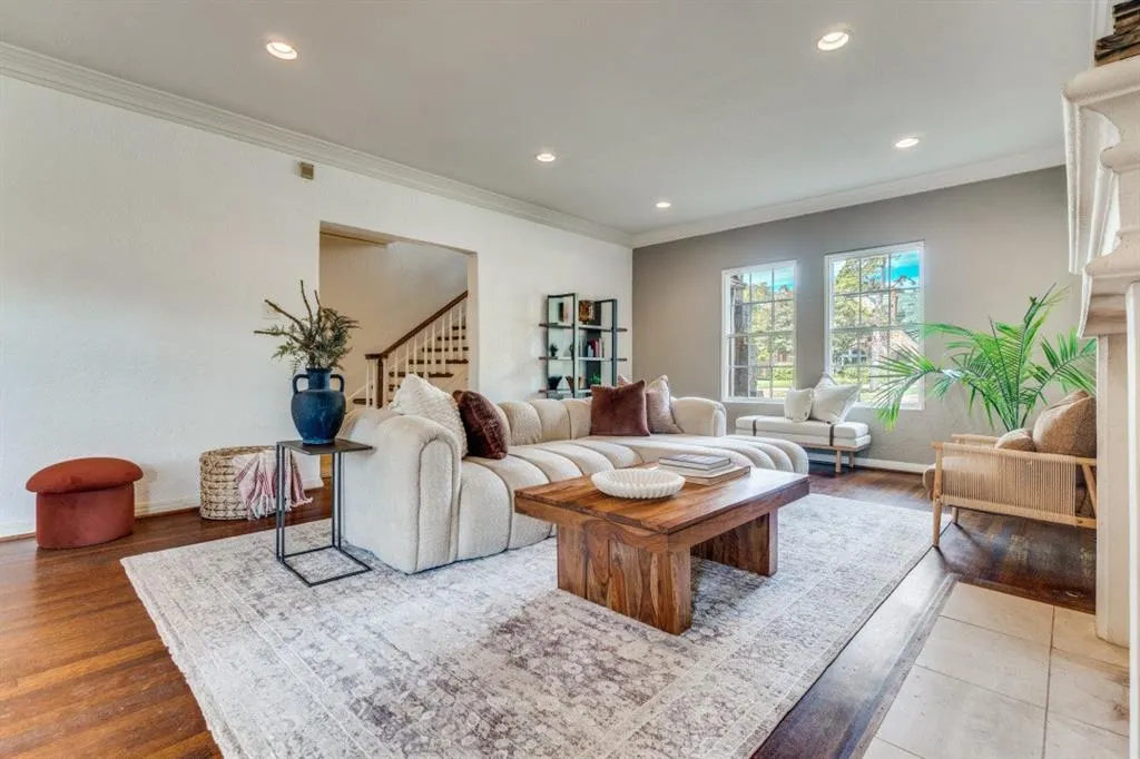 1112 S Canterbury Court