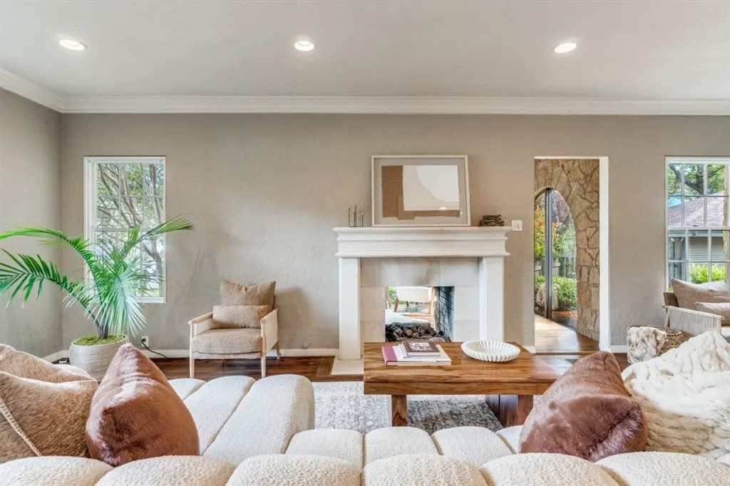1112 S Canterbury Court