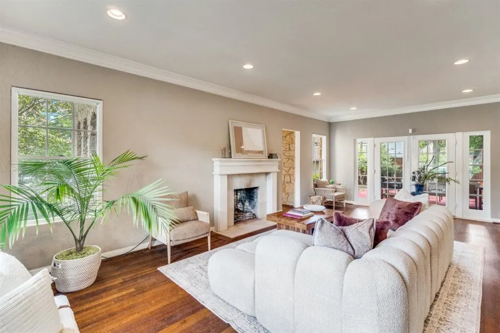 1112 S Canterbury Court