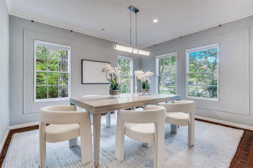 1112 S Canterbury Court