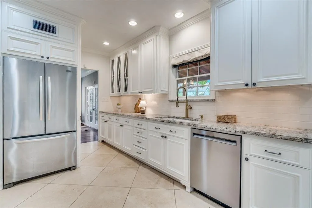 1112 S Canterbury Court