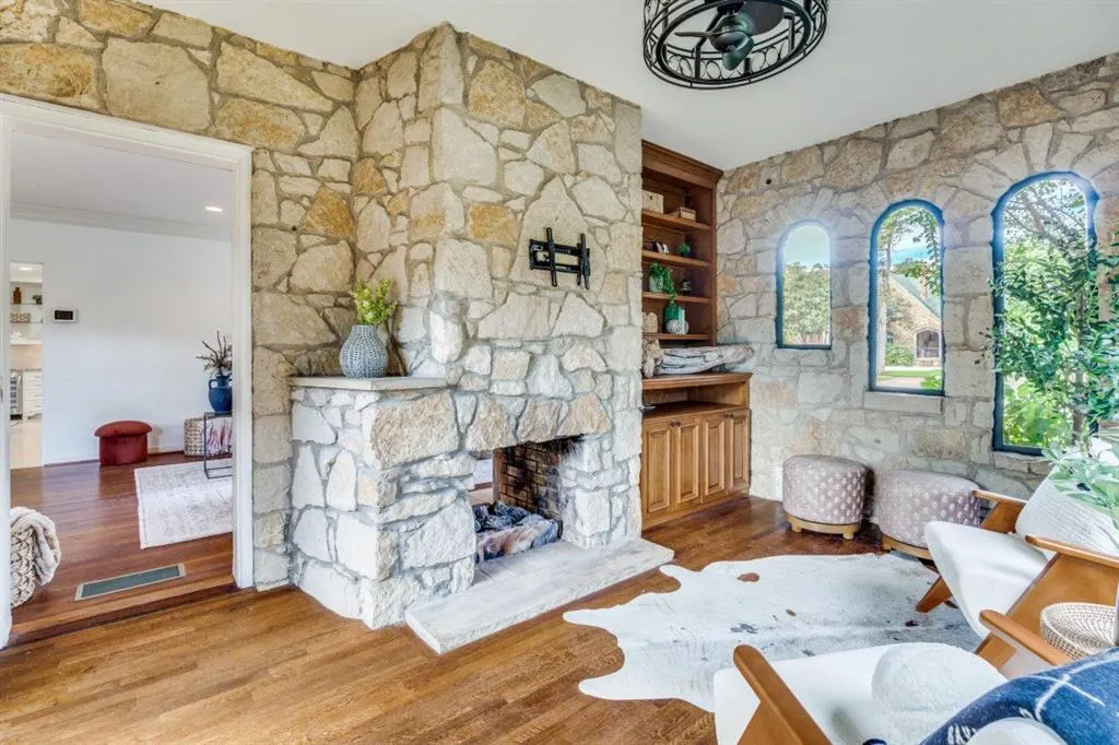 1112 S Canterbury Court