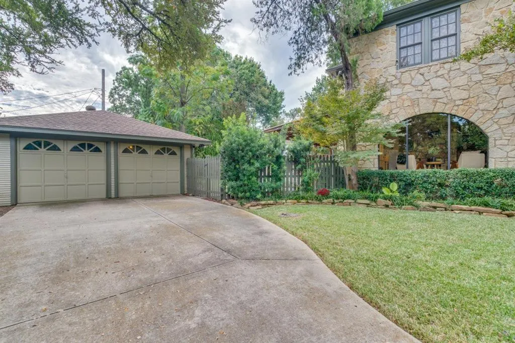 1112 S Canterbury Court