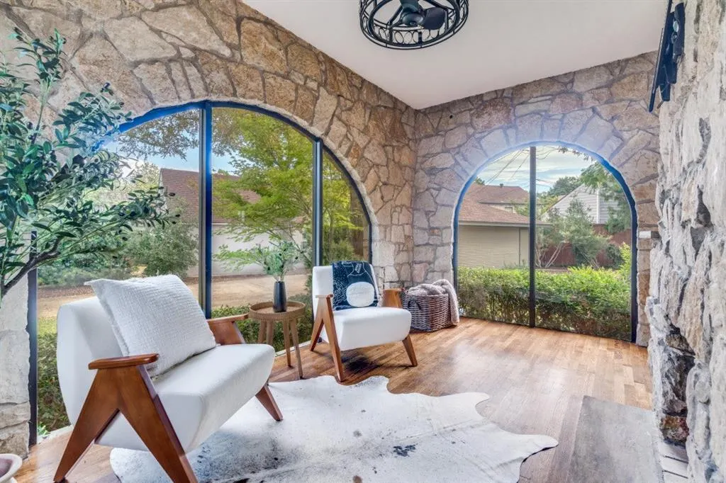 1112 S Canterbury Court