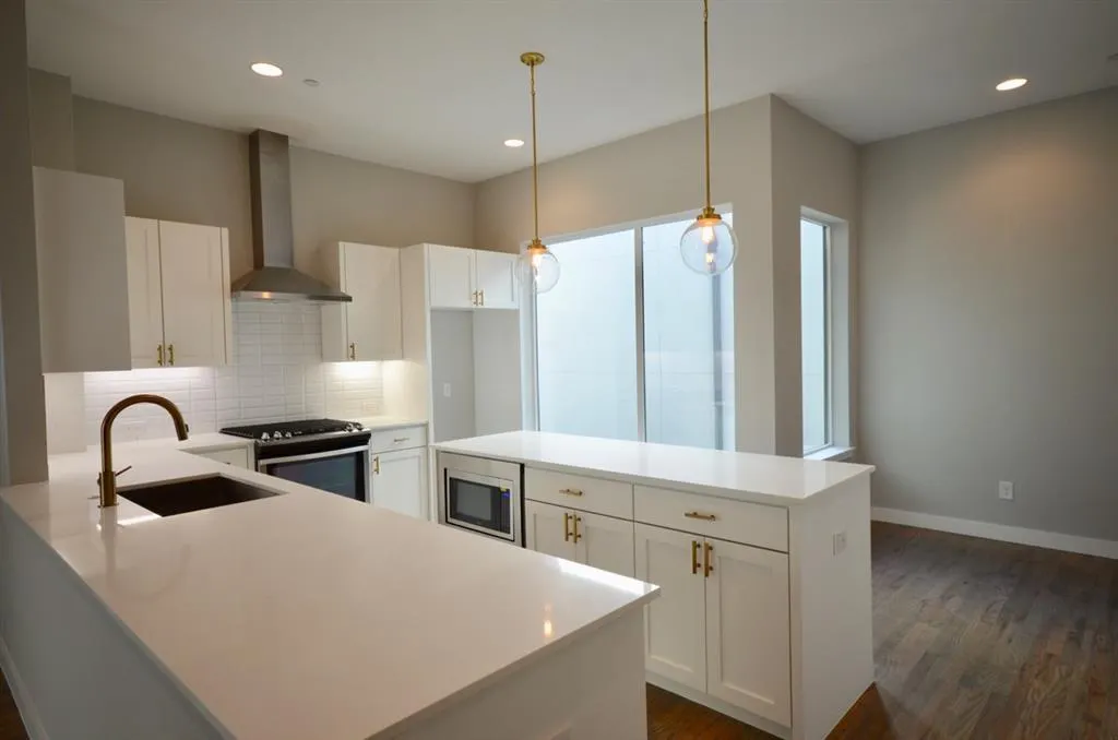 2111 Bennett, #20
