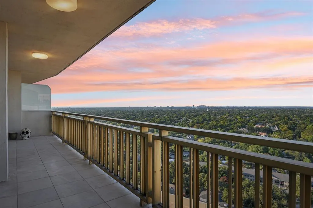 6211 W Northwest Highway, #2306