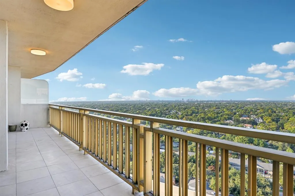 6211 W Northwest Highway, #2306