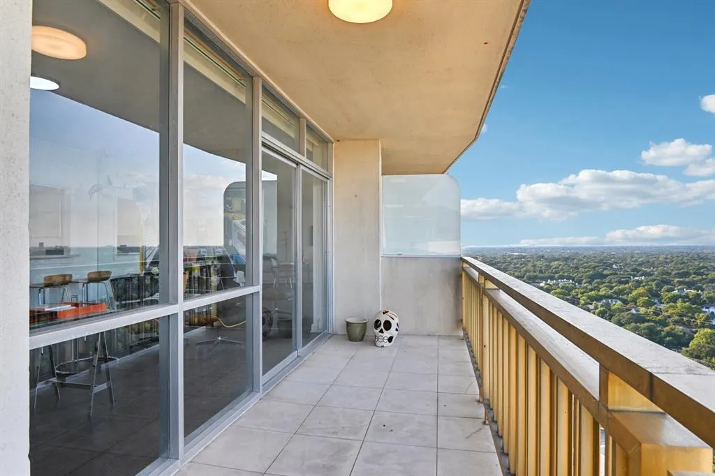 6211 W Northwest Highway, #2306