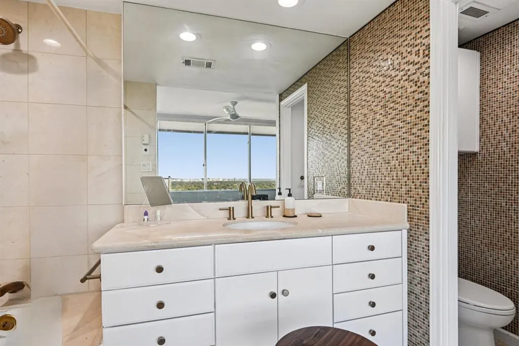 6211 W Northwest Highway, #2306