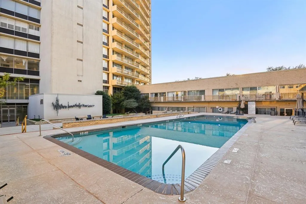 6211 W Northwest Highway, #2306