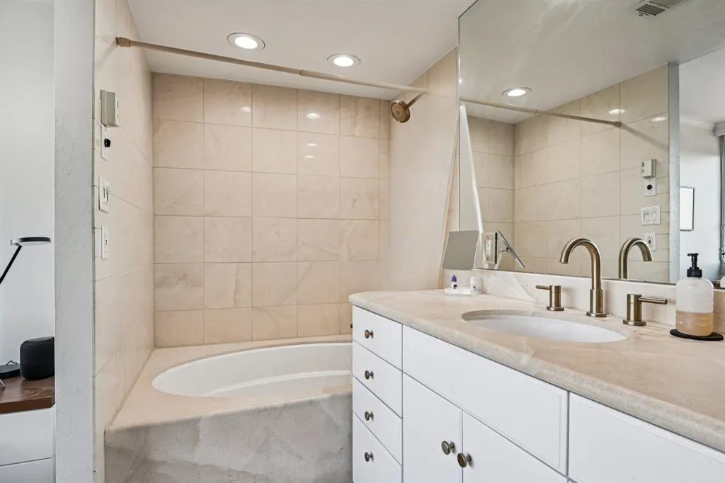 6211 W Northwest Highway, #2306