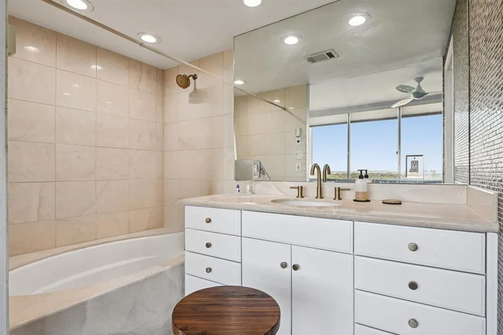 6211 W Northwest Highway, #2306