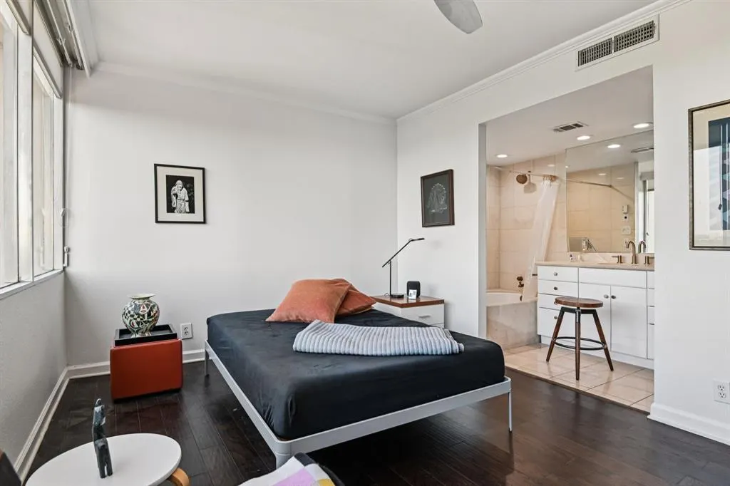 6211 W Northwest Highway, #2306