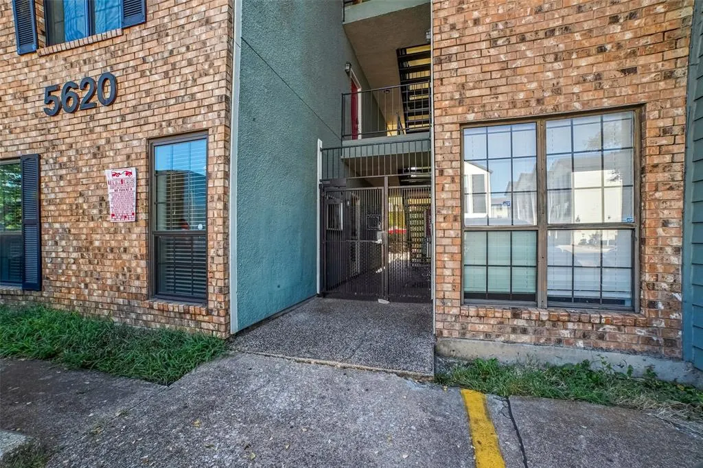 5620 Live Oak Street, #104