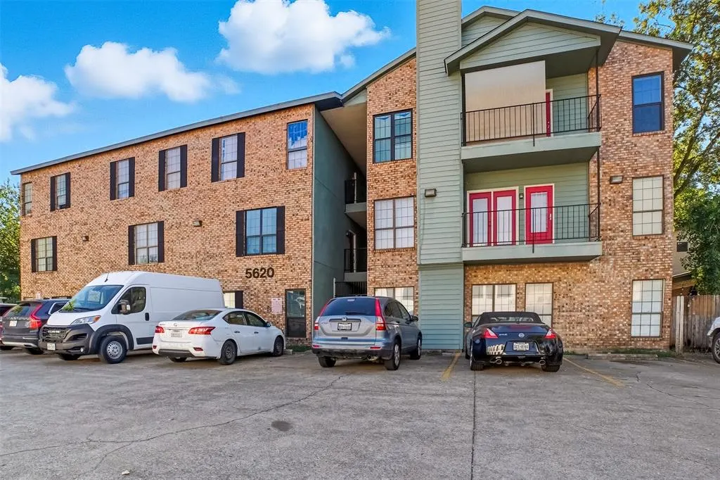5620 Live Oak Street, #104