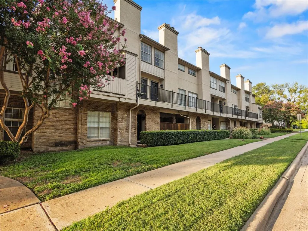 5757 Martel Avenue, #B11