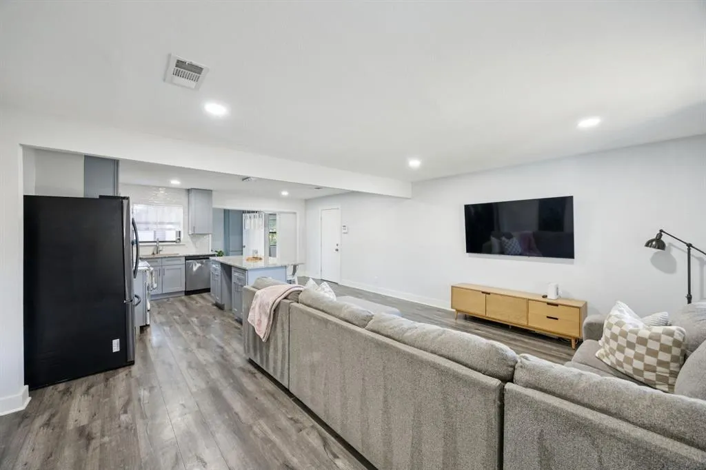2472 Highwood Drive