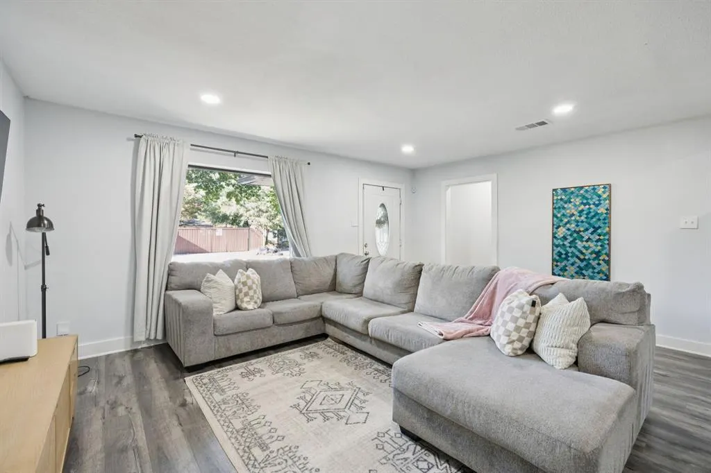 2472 Highwood Drive