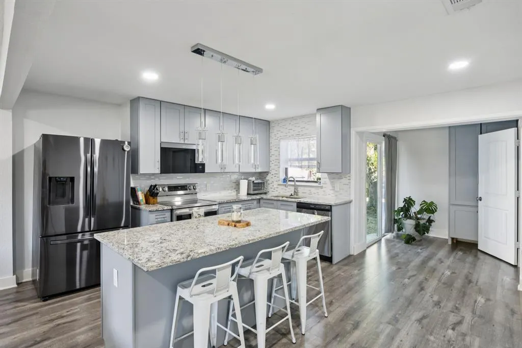 2472 Highwood Drive