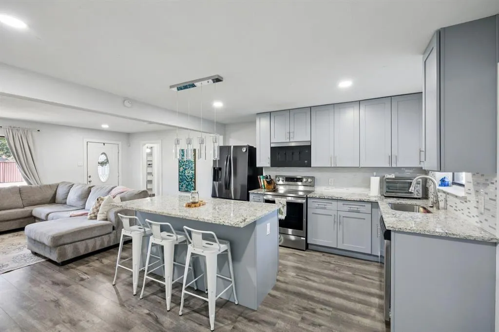 2472 Highwood Drive
