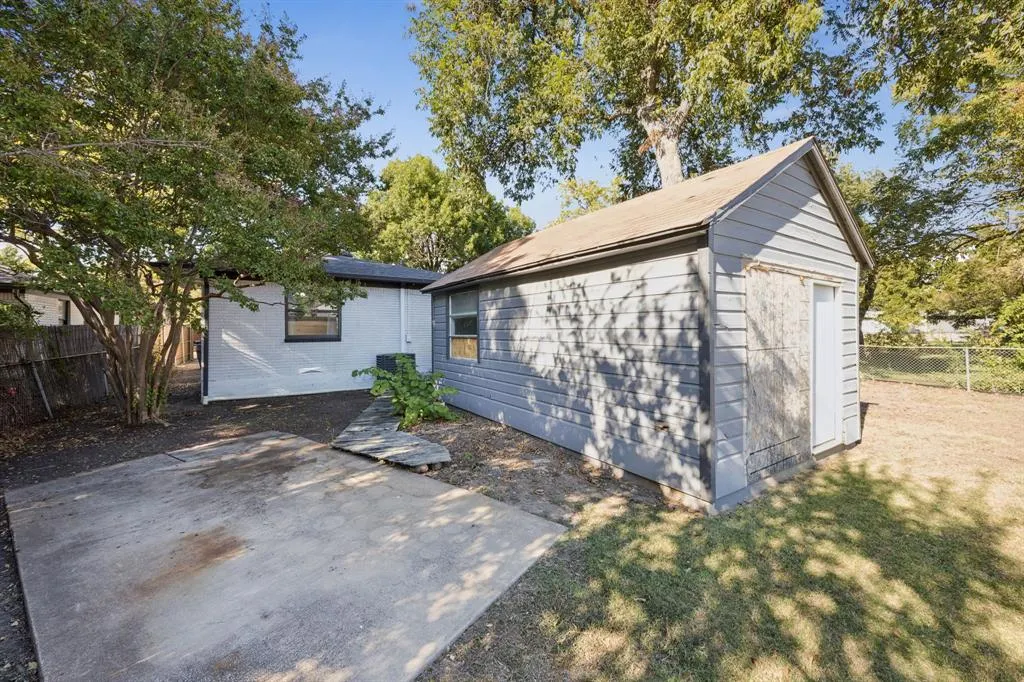 2472 Highwood Drive