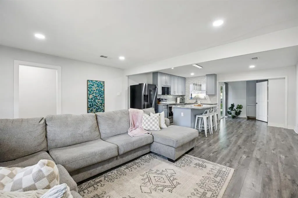 2472 Highwood Drive