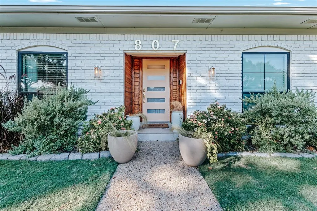 807 E Spring Valley Road