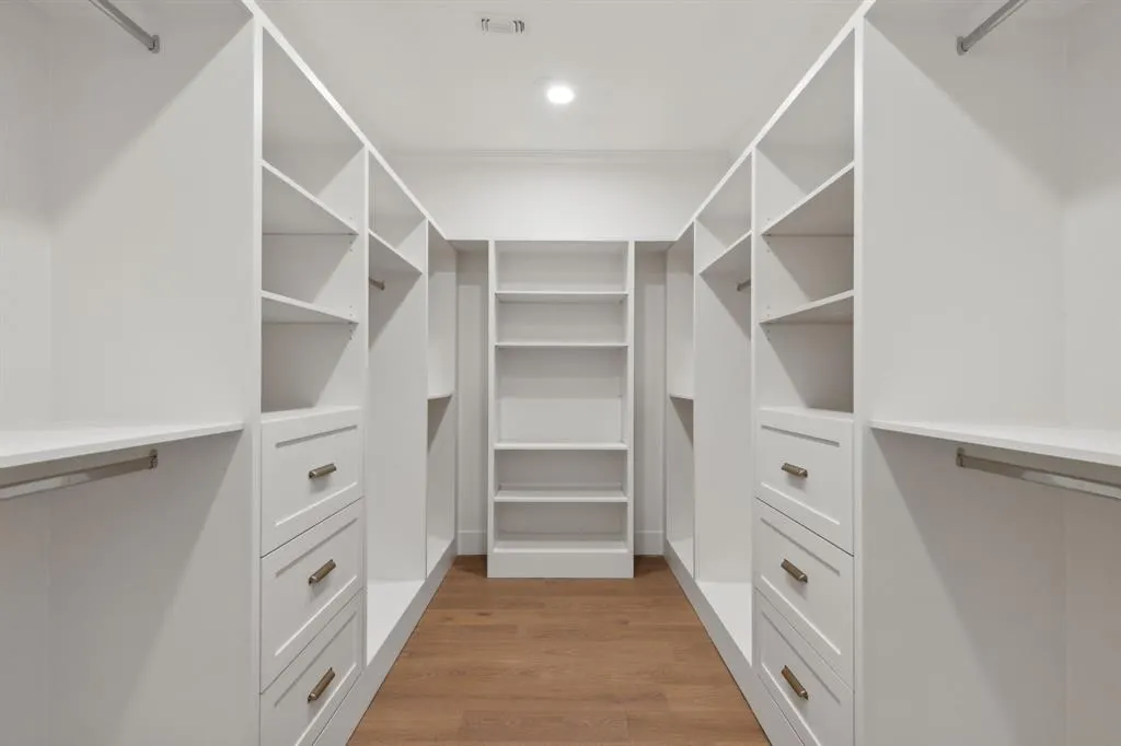 6 Saint Laurent Place