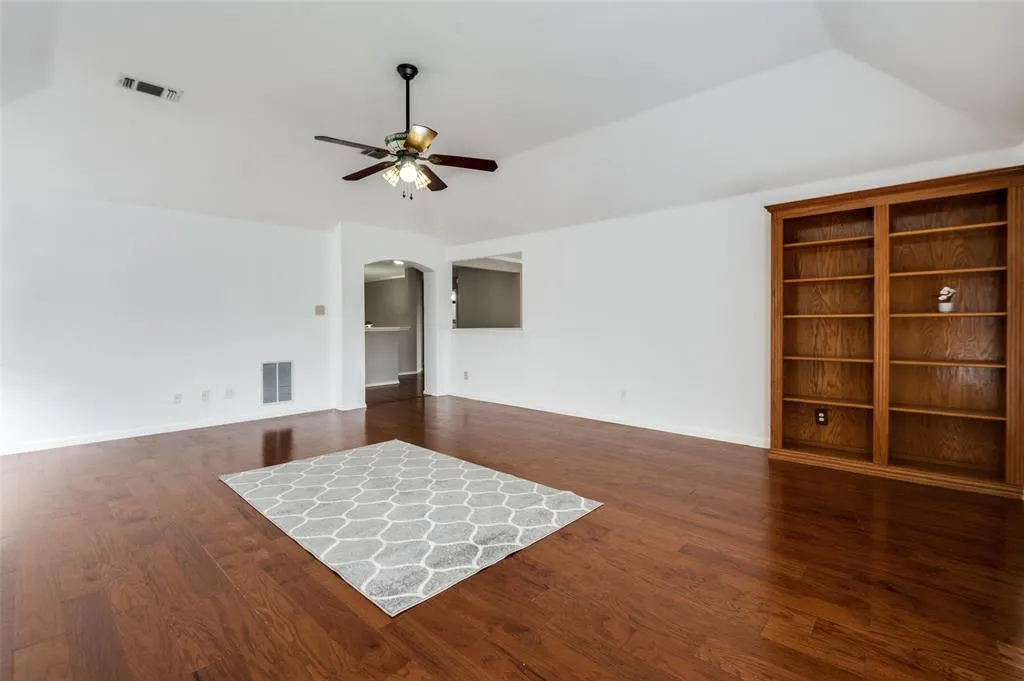 3912 Iris Court