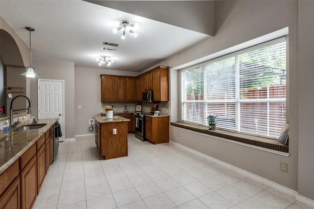 3912 Iris Court