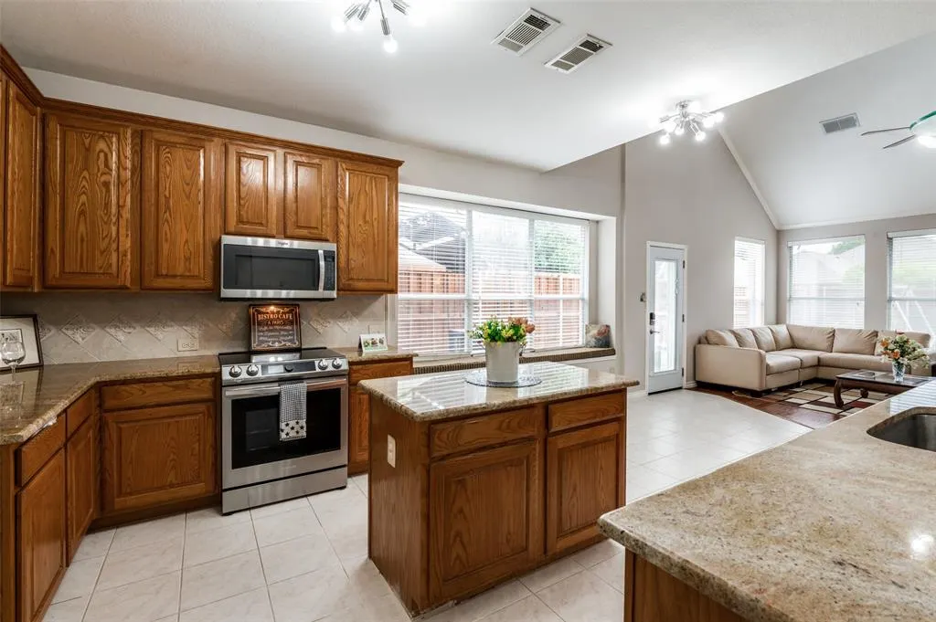 3912 Iris Court