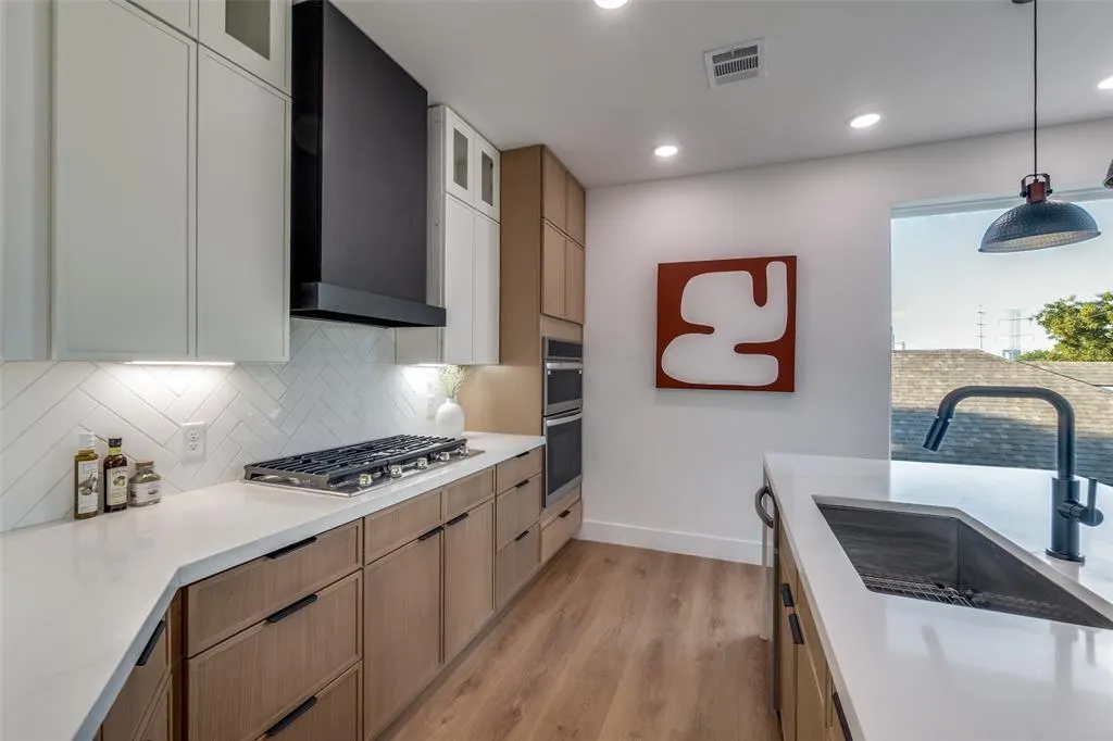 325 N Moore