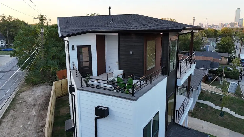 325 N Moore