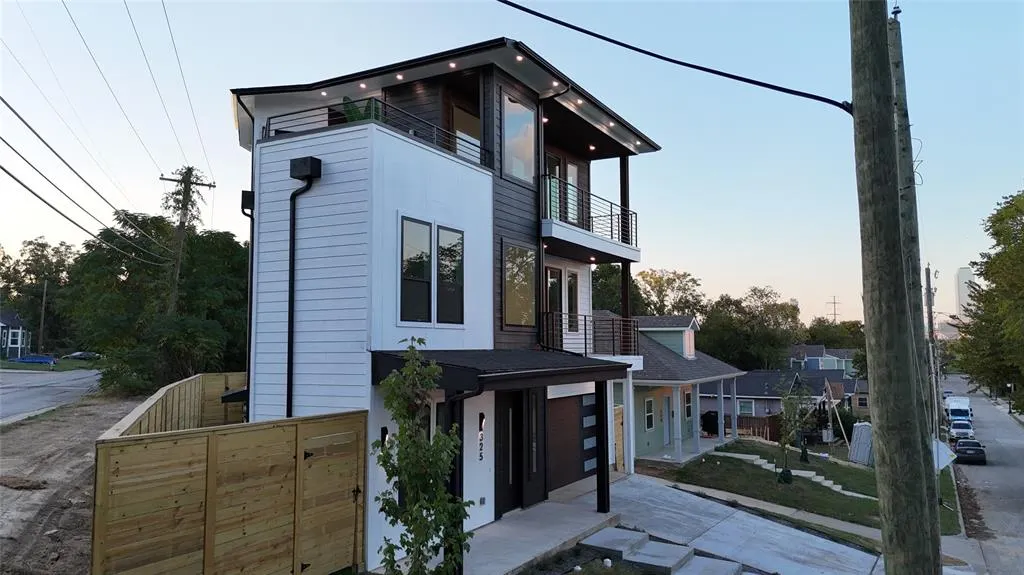 325 N Moore