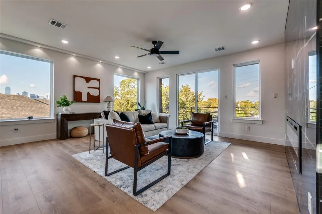 325 N Moore