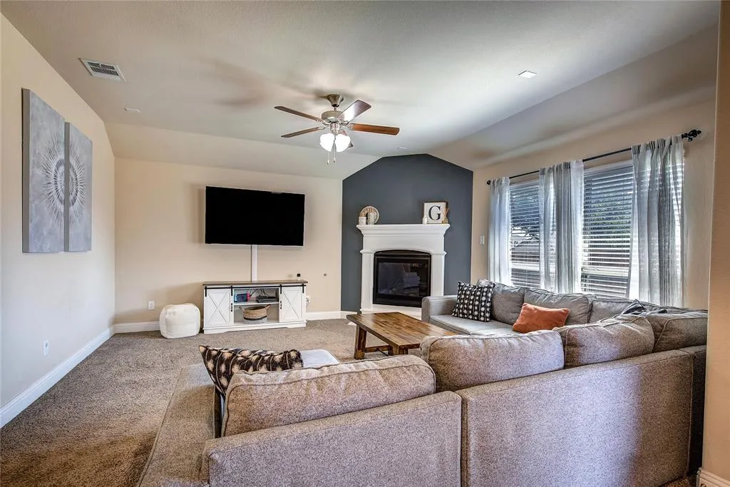 945 Bluebird Way