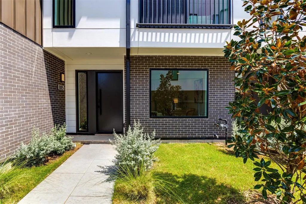 4517 Munger Avenue, #102