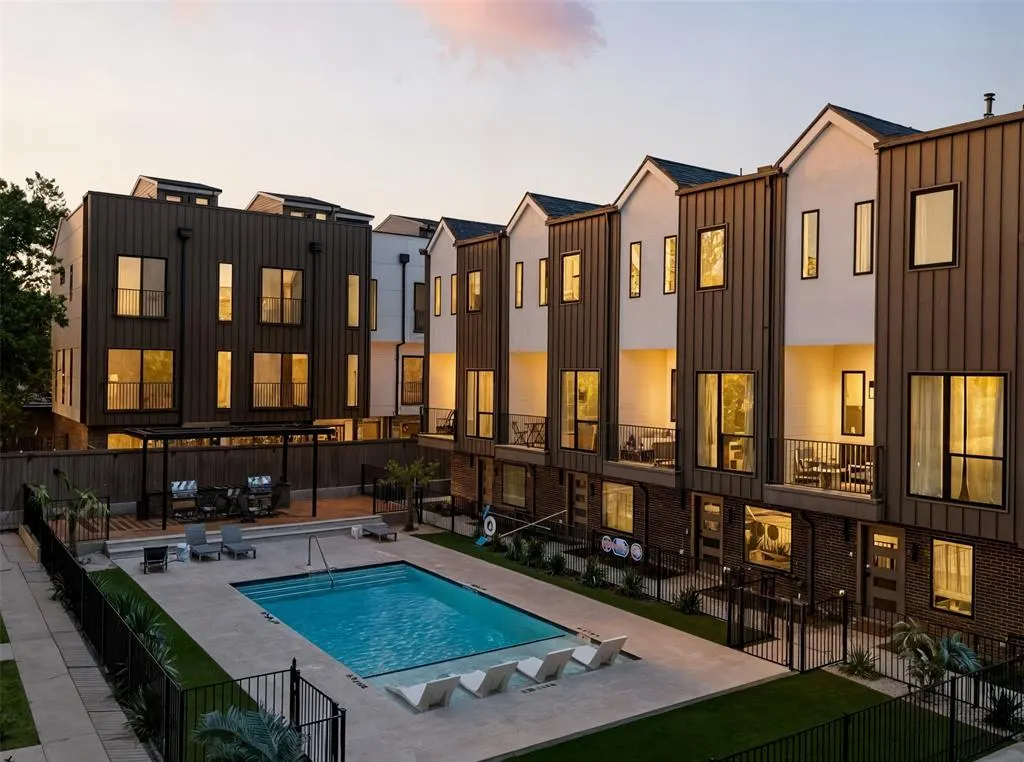 4517 Munger Avenue, #102