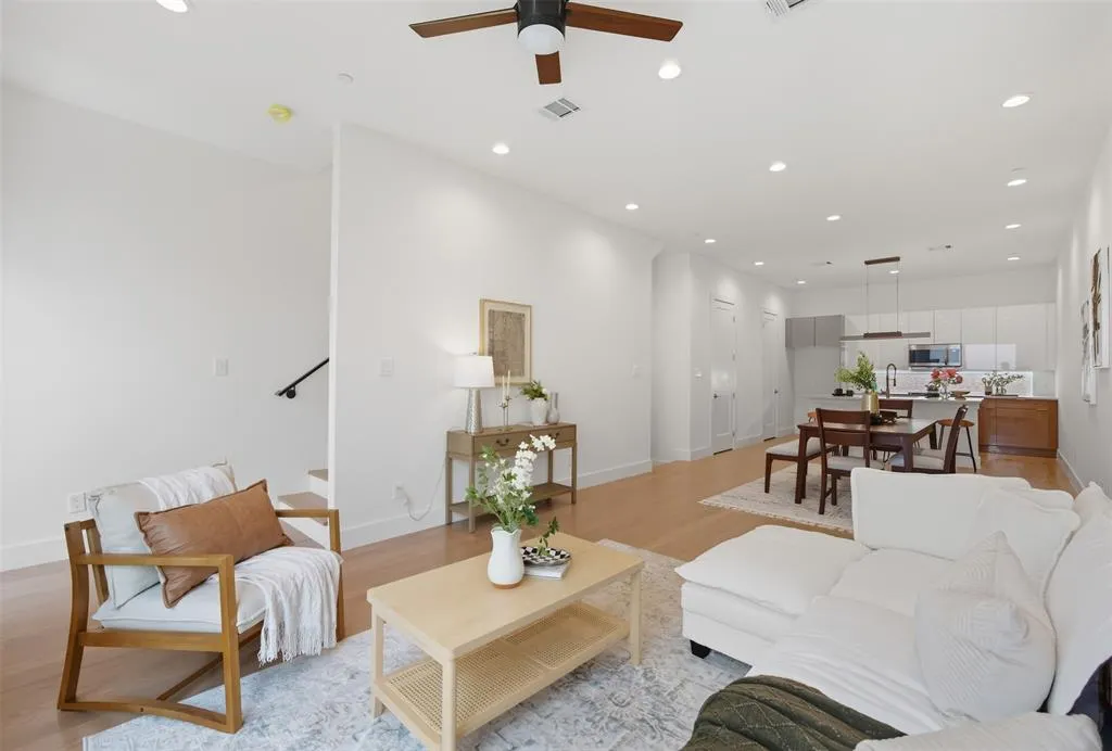 4517 Munger Avenue, #102