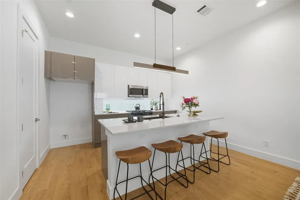 4517 Munger Avenue, #102