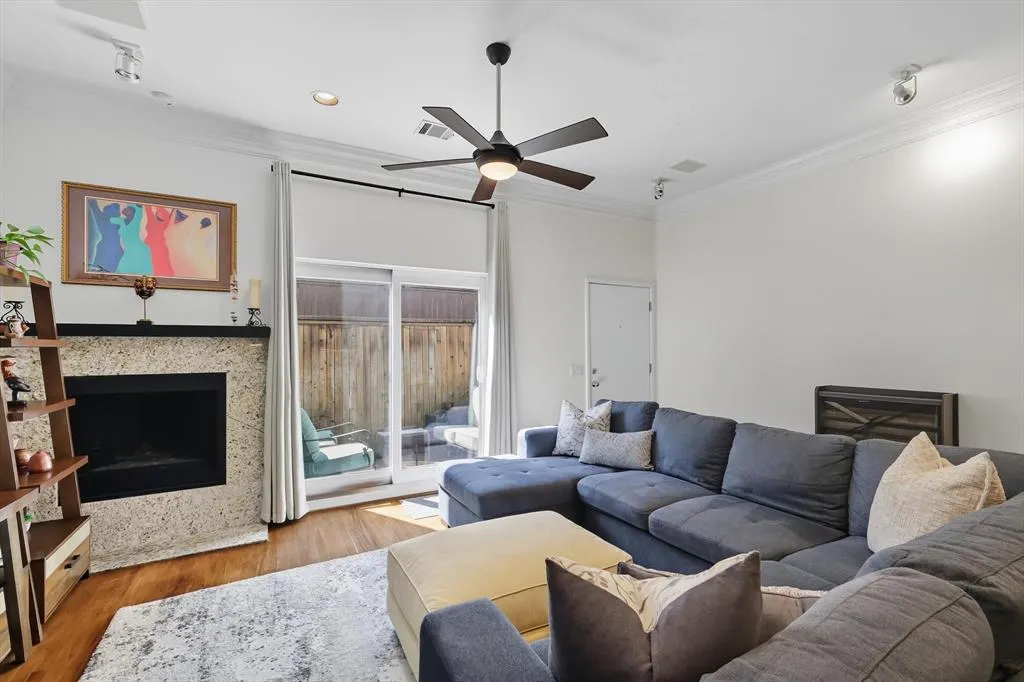 4125 Cole Avenue, #7