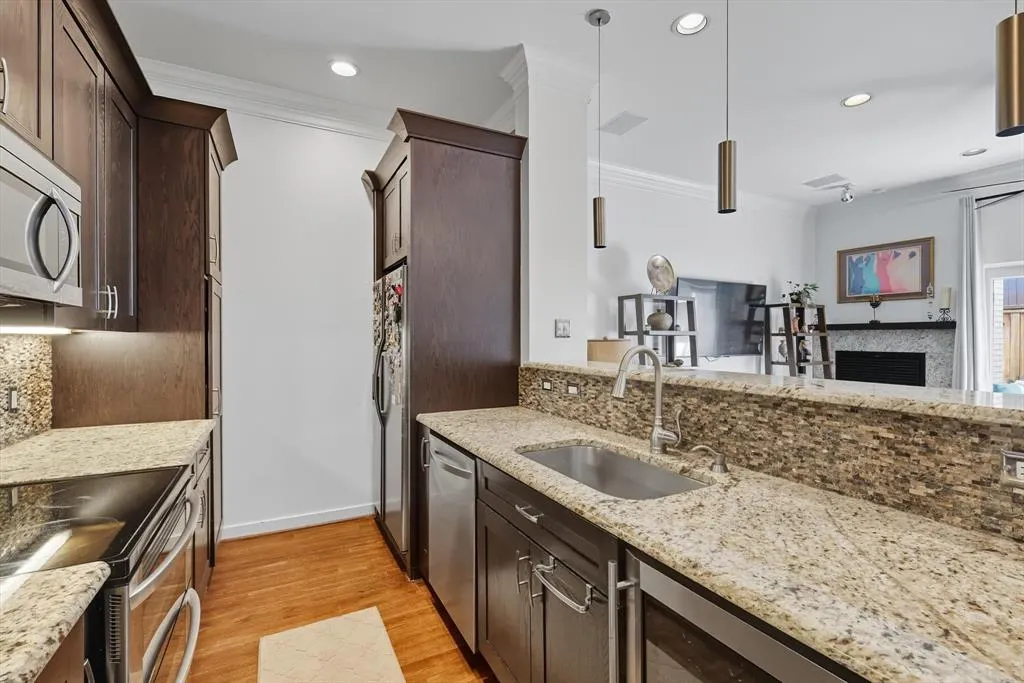 4125 Cole Avenue, #7