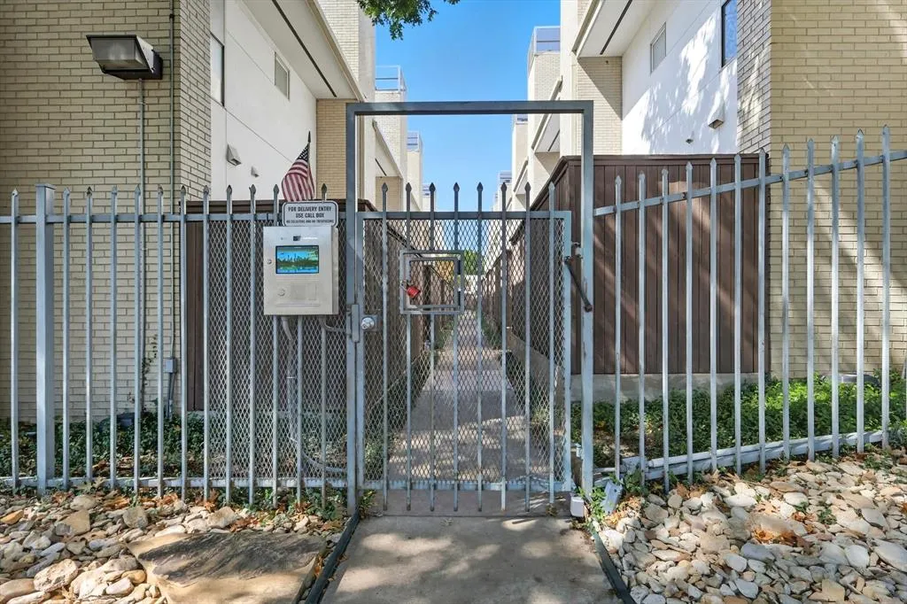 4125 Cole Avenue, #7