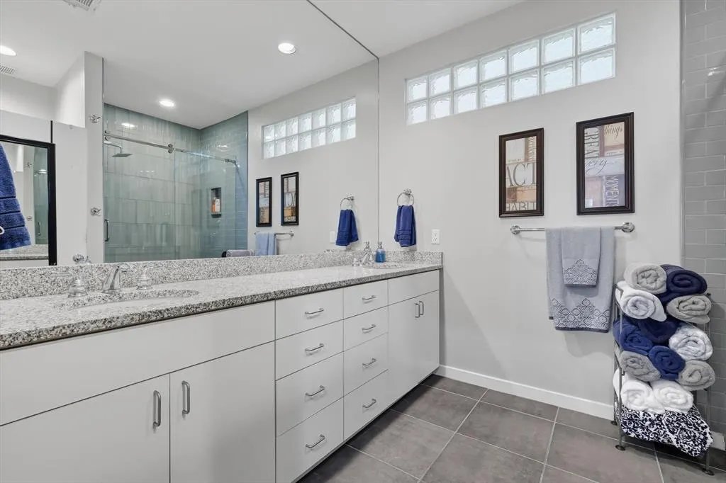 4125 Cole Avenue, #7