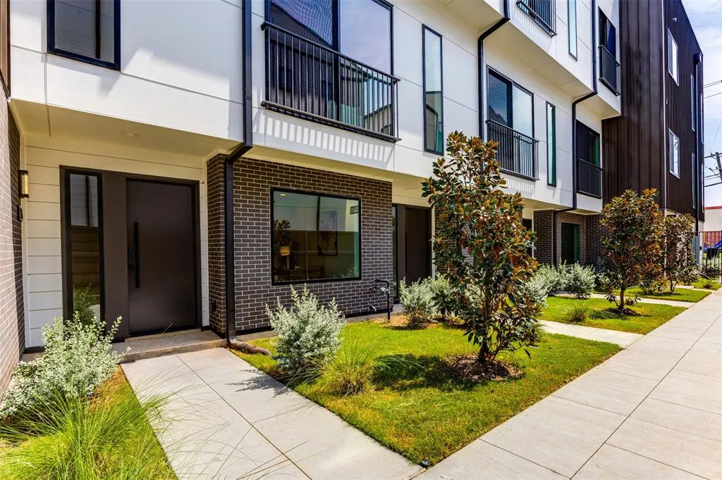 4517 Munger Avenue, #103