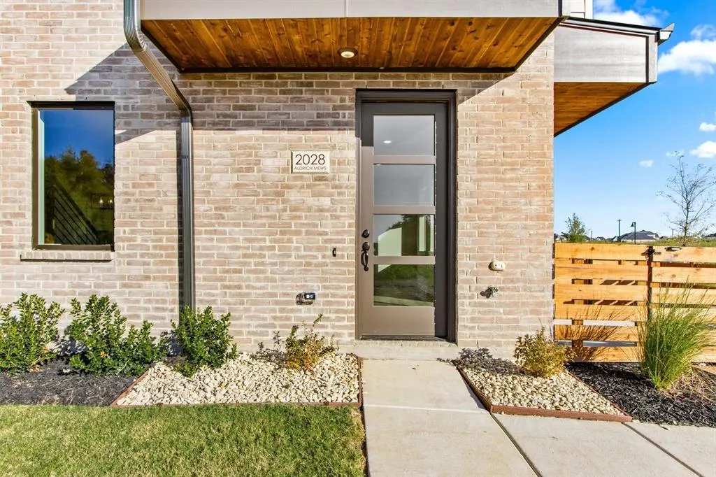 2028 NE Aldrich Mews